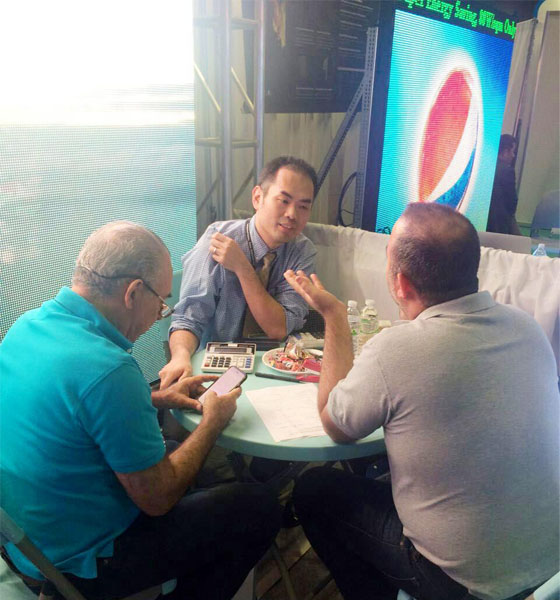 Áª³Ï·¢¶Ê³¤»ÆÇà·æºÍÒâÏò¿Í»§ÔÚ½»Ì¸ÖÐ